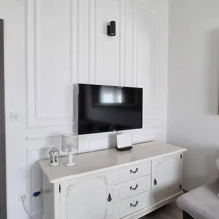 Adora Apartment *